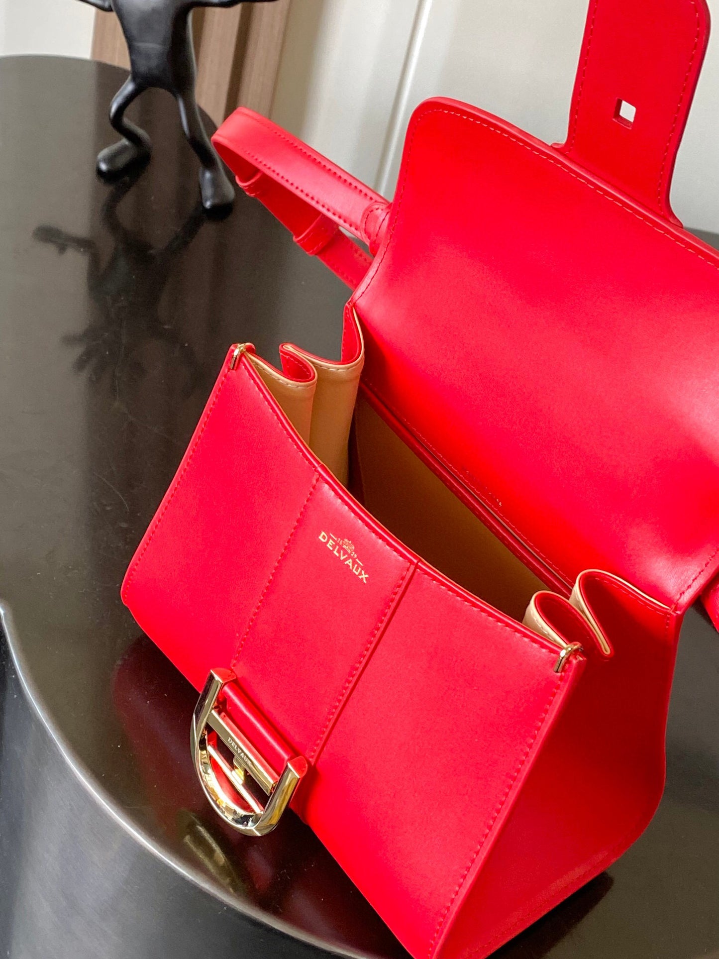 Delvaux Sling Bag (20＊10＊16 cm)