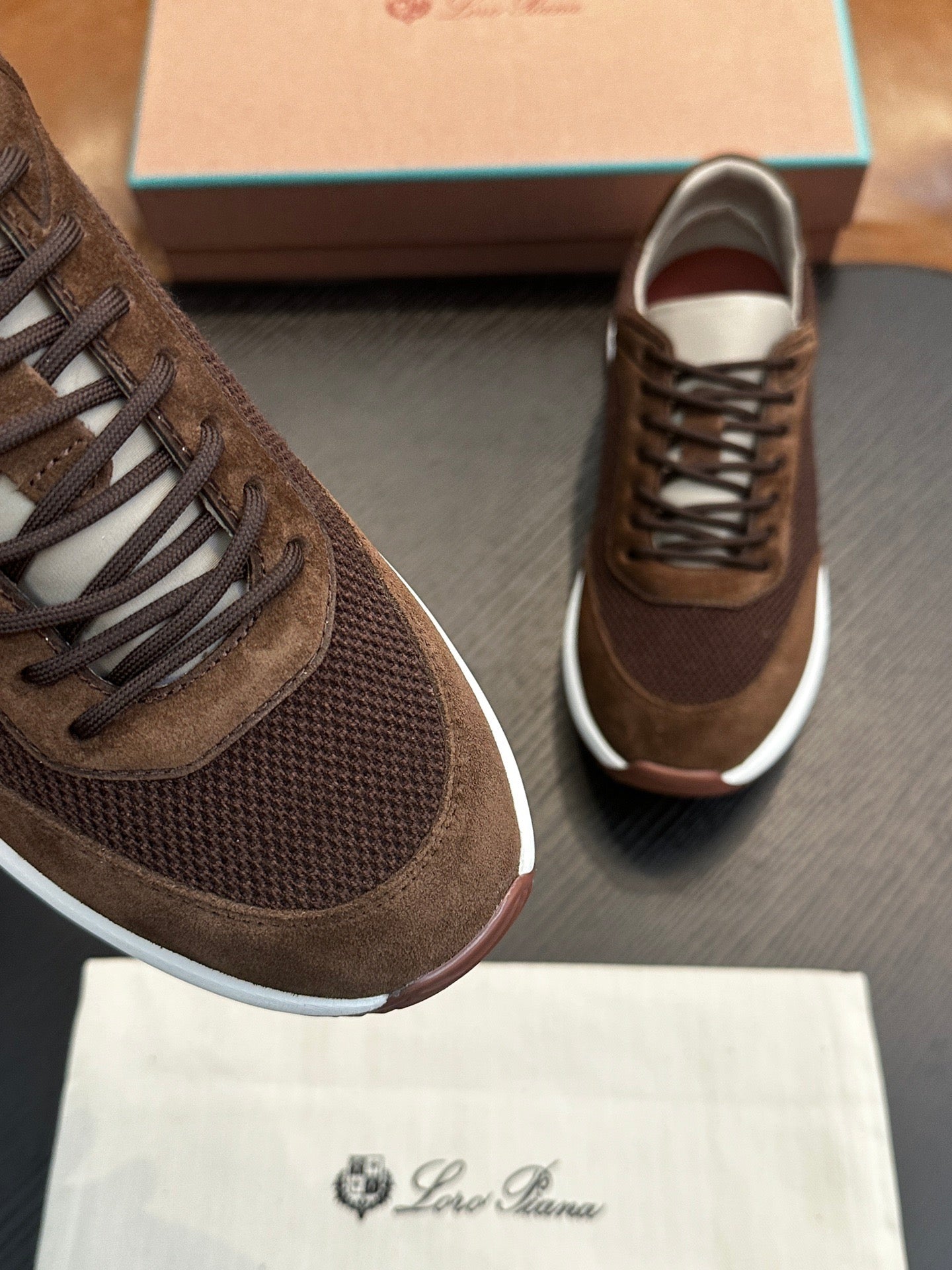LP Sneakers