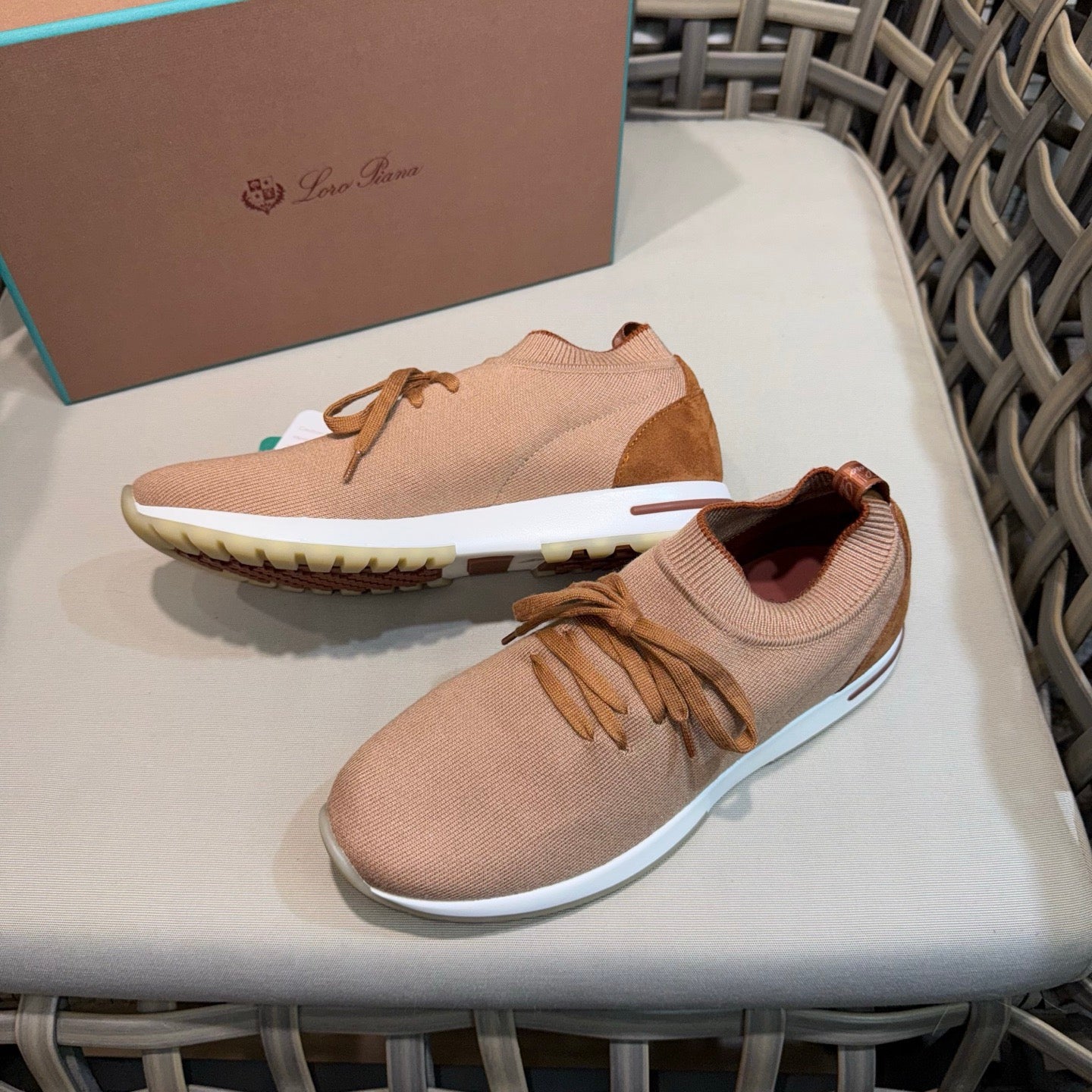 LP Sneakers