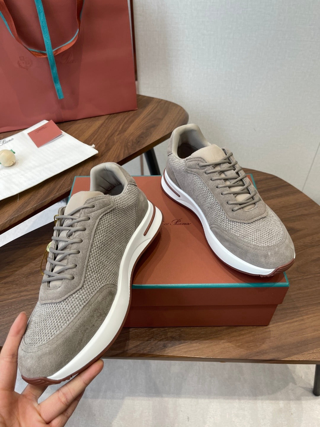 LP Sneakers
