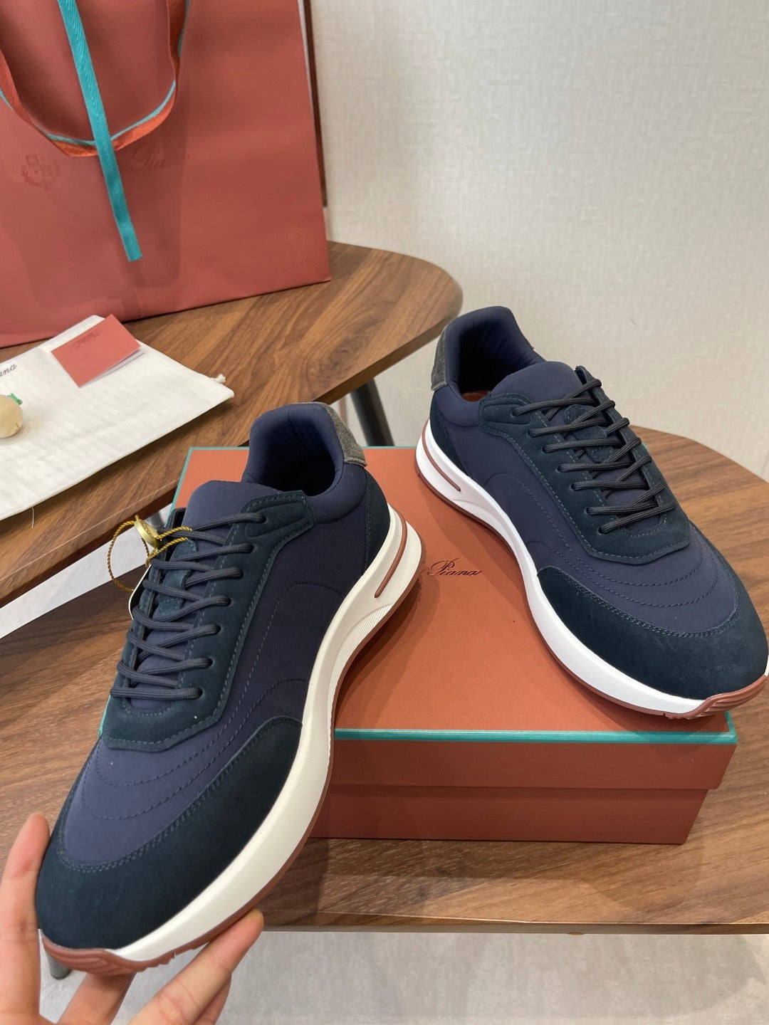 LP Sneakers