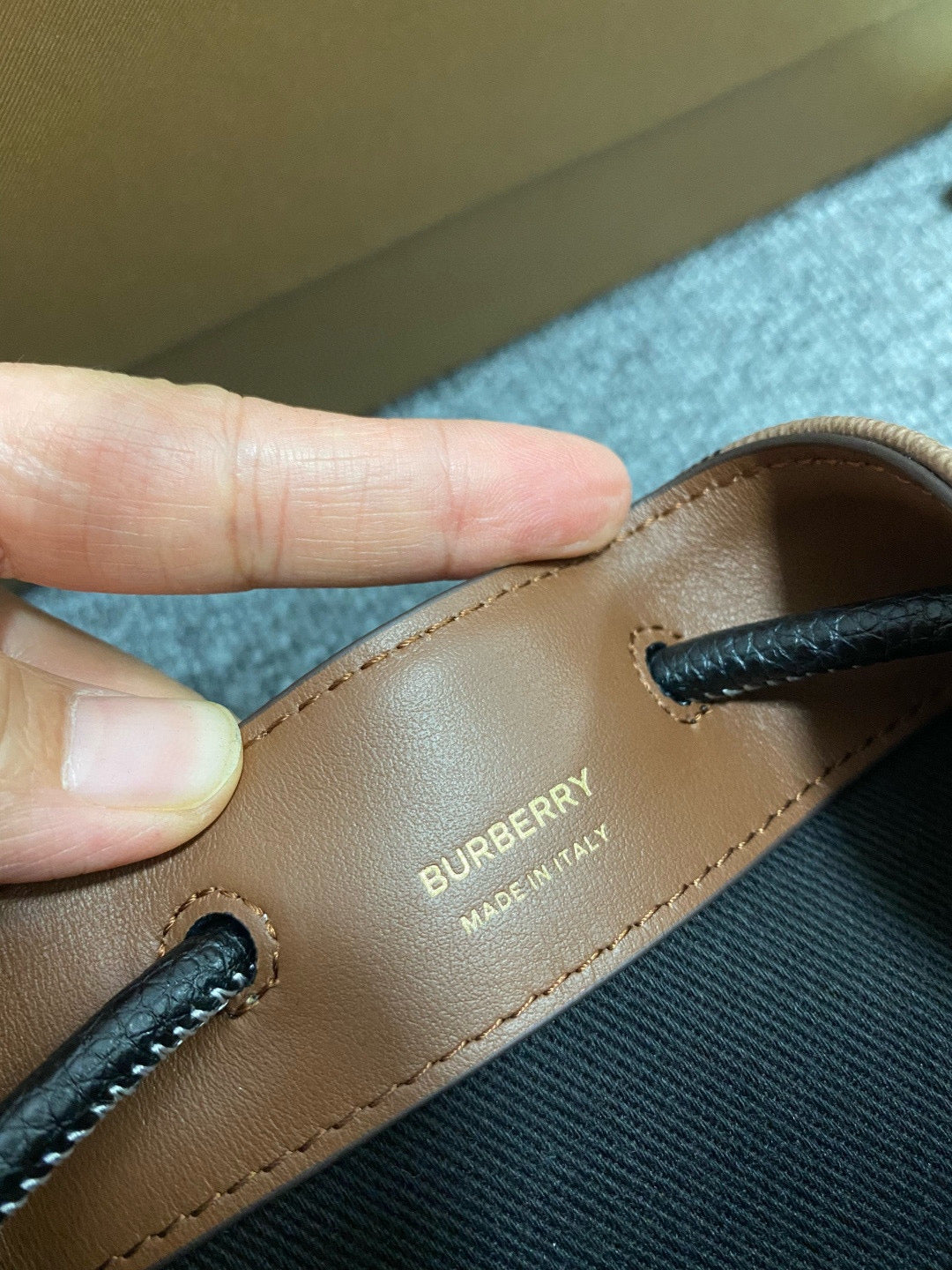 Burberry Mini TB Bucket Bag(16.5CM*11CM*18.5CM)