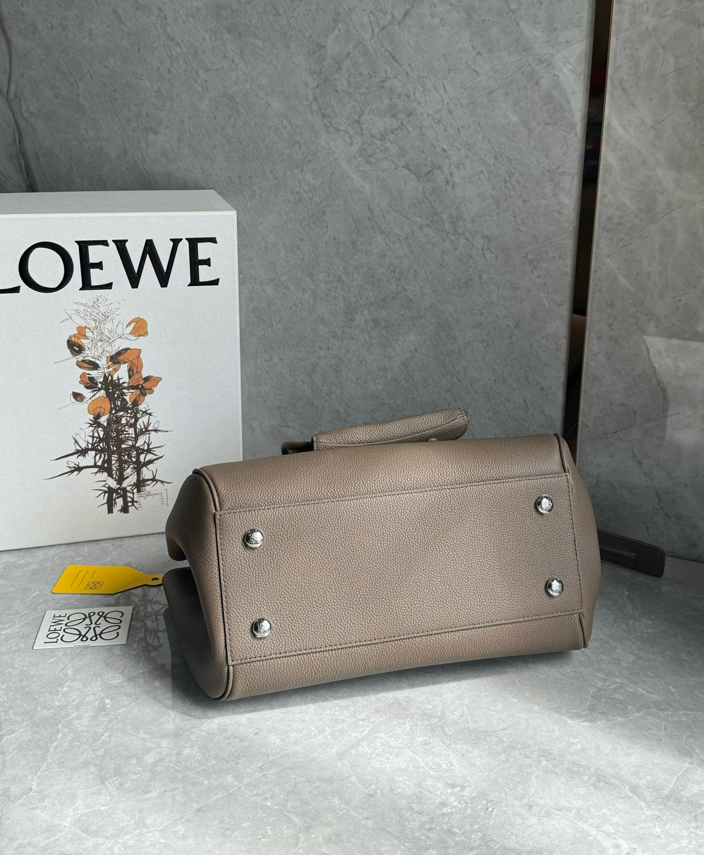 Loewe Madrid Handle Bag(23.5x10x19cm)