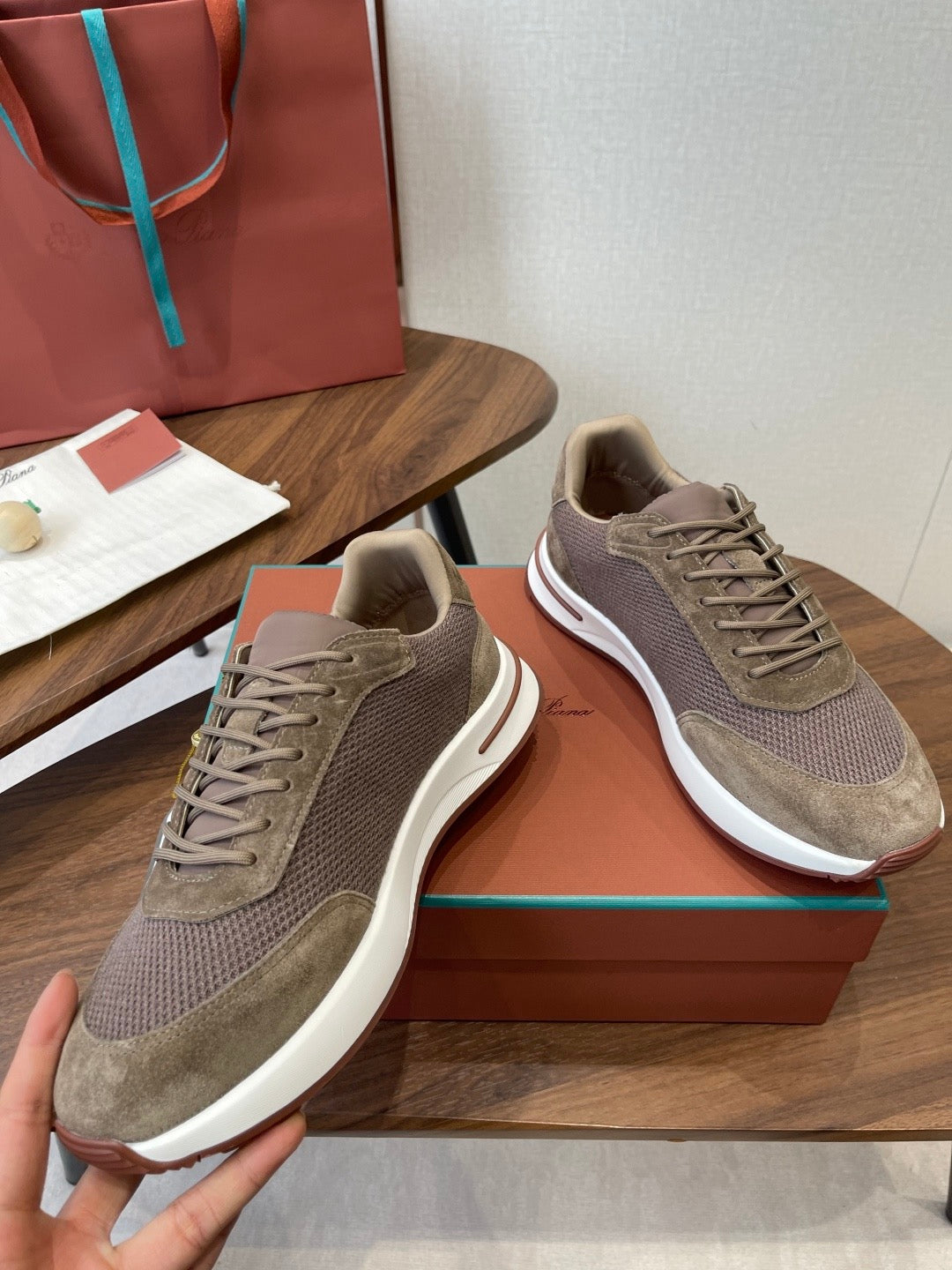 LP Sneakers