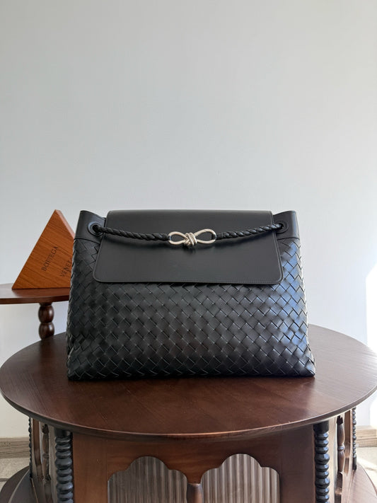 BV Intrecciato Andiamo Bag