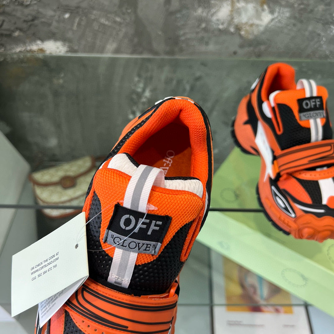 Off-White Sneaker