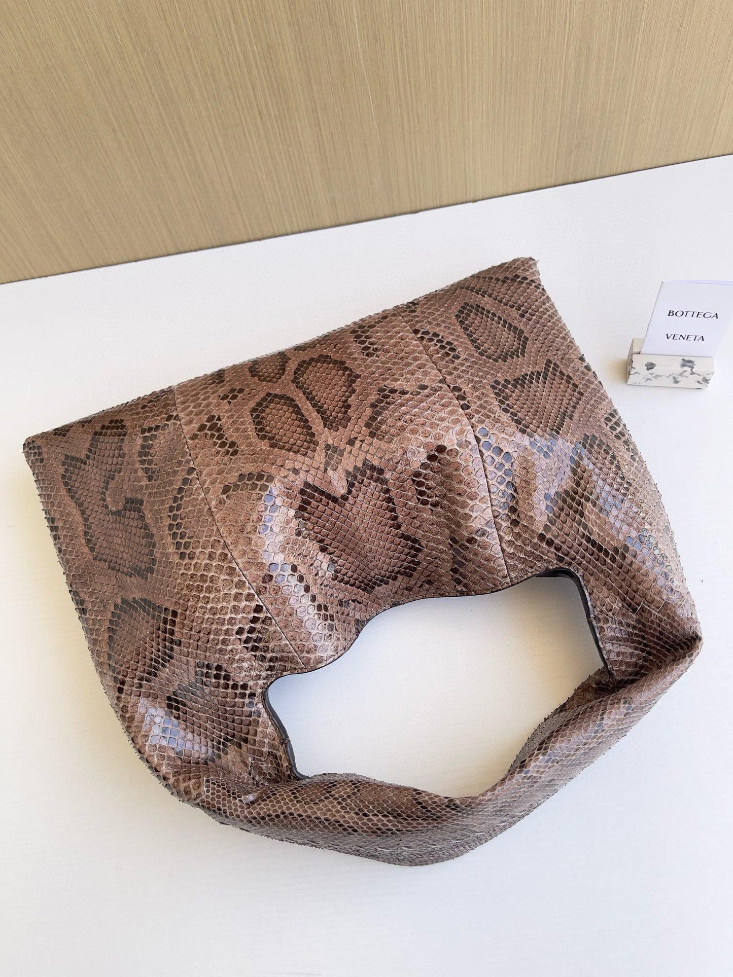 BV Hop Shoulder Bag 40x20.5x7.5cm