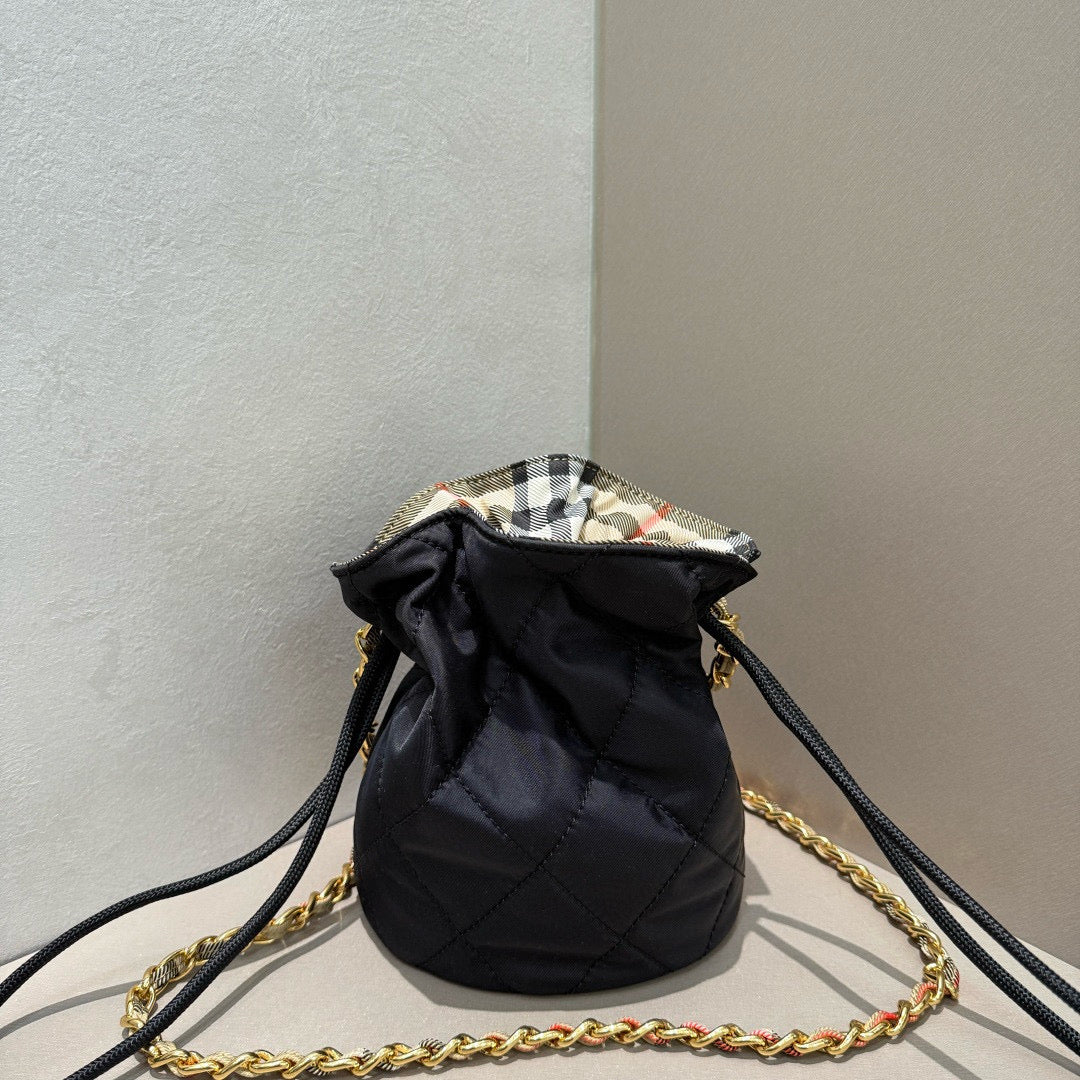 BB Horseshoe Chain Pouch Bag