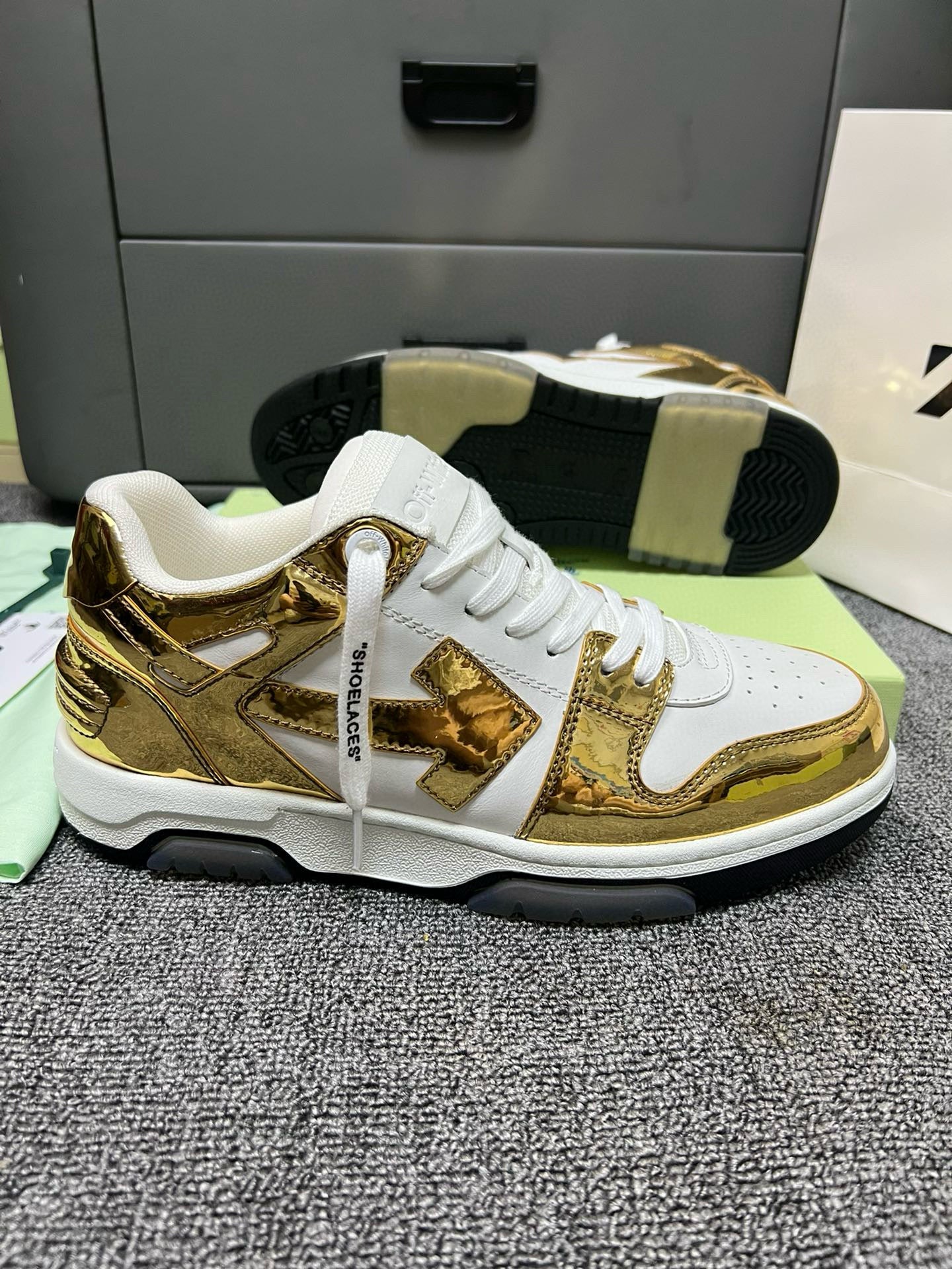 Off-White Sneaker