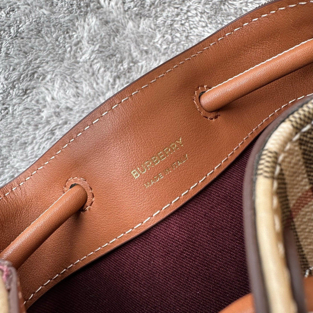 Burberry Mini TB Bucket Bag(16.5CM*11CM*18.5CM)