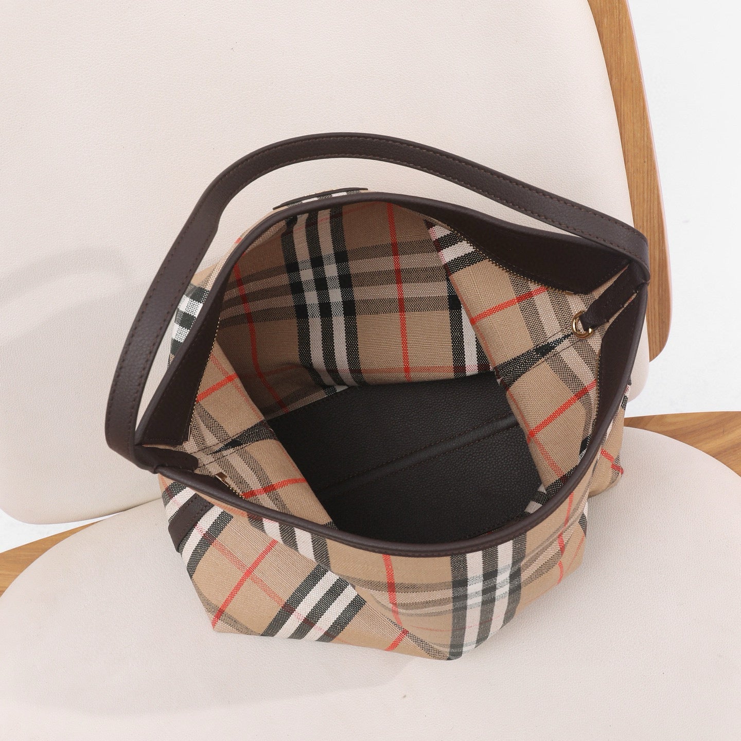 Burberry Highlands Shoulder Bag(35.5CM*18CM*38CM)