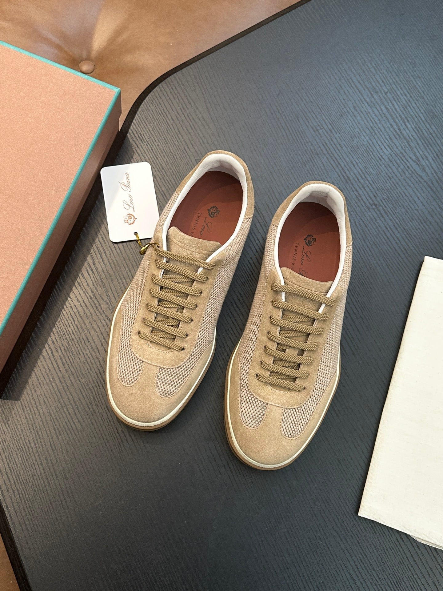 LP Sneakers