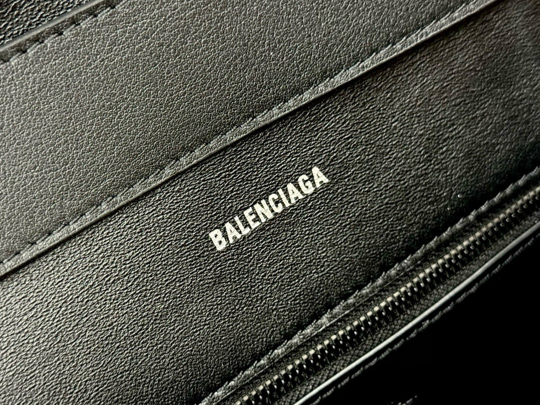 BLCG Hourglass Black Leather Downtown Shoulder Bag
(25.4x16x8.4cm)