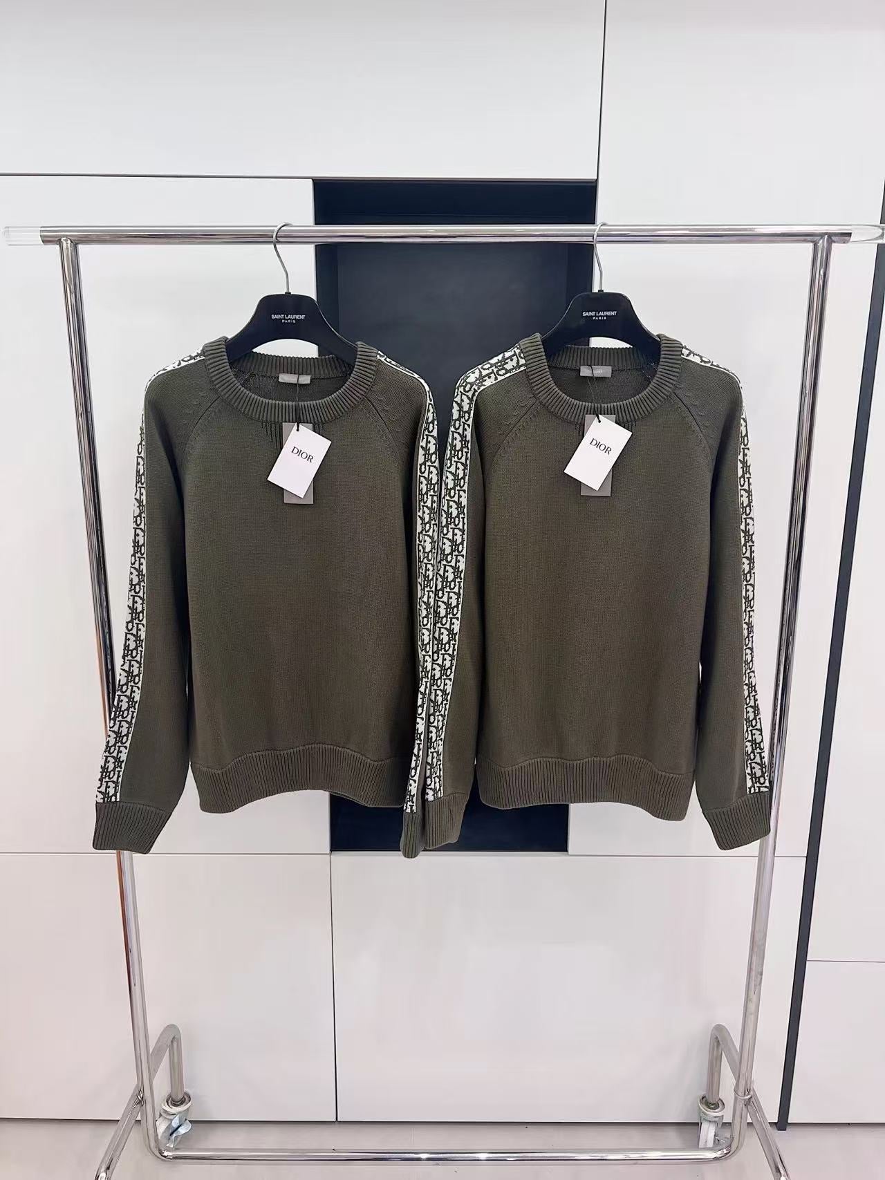 CD Sweater (Size XL / Chest 104)