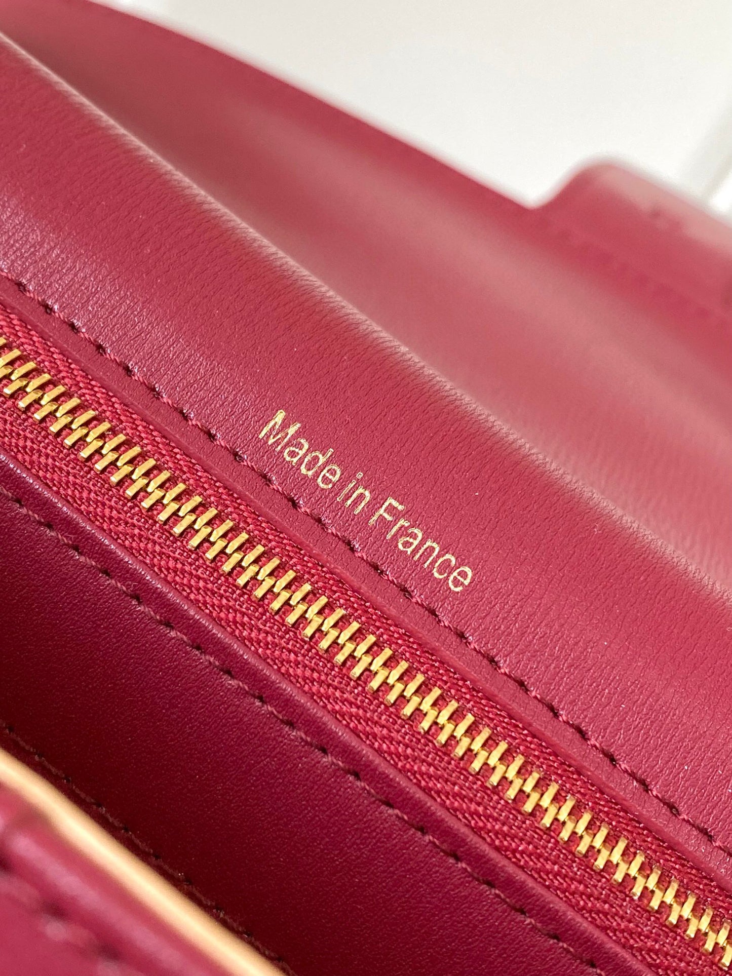 Delvaux Sling Bag (28*15*22cm)