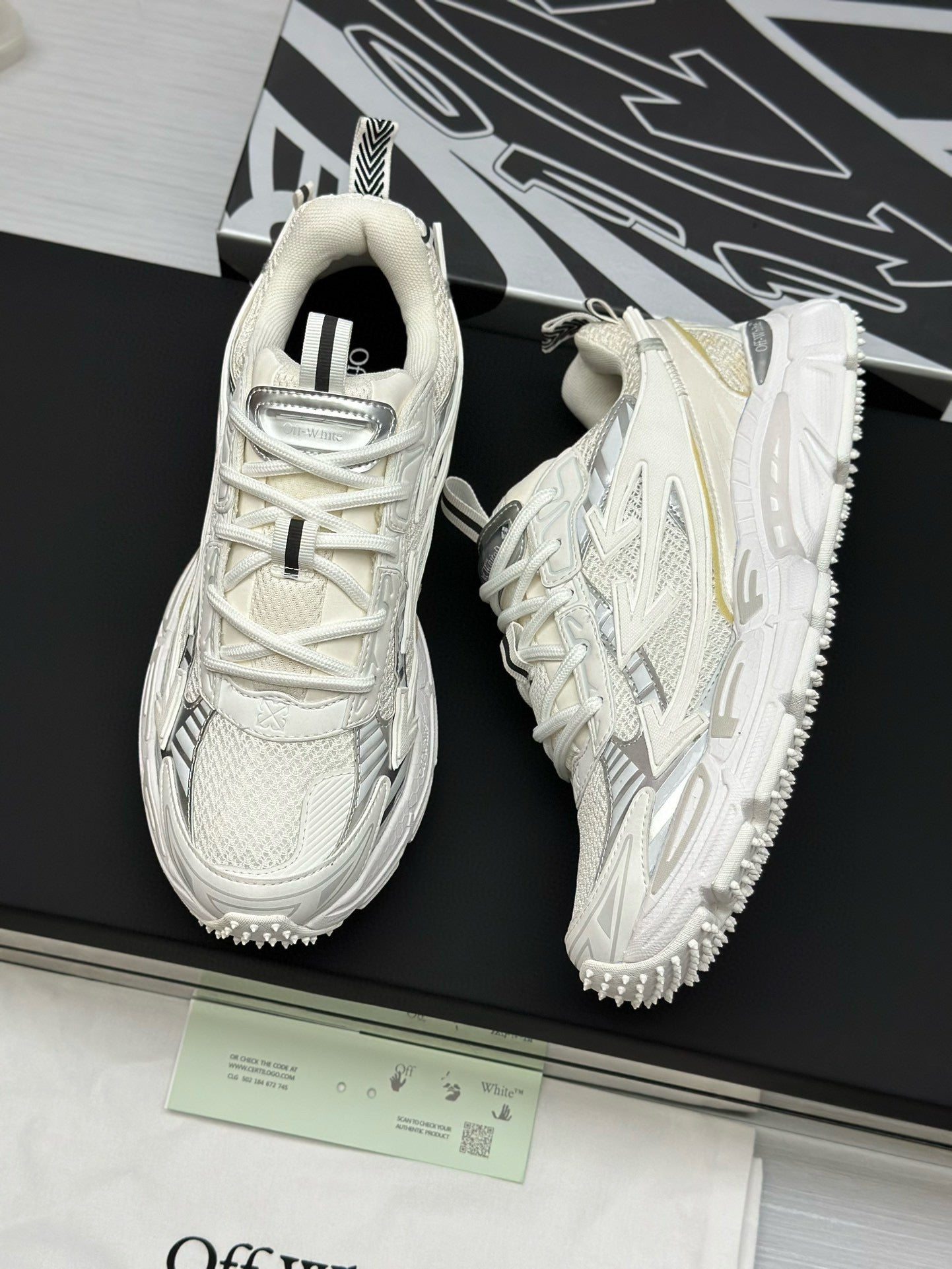 Off-White Sneaker