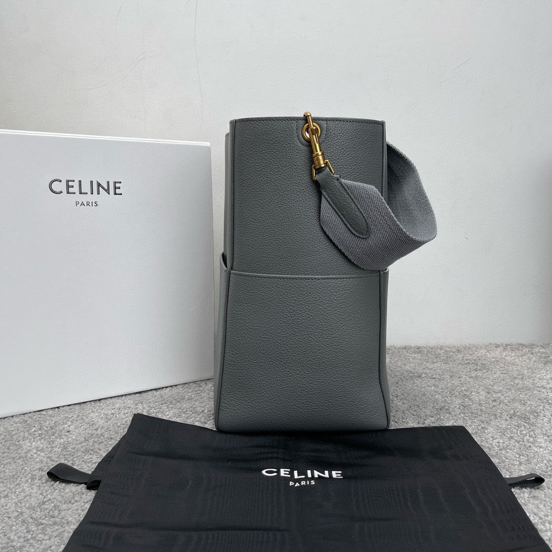 Celine Triomphe Bucket 23x33x17cm