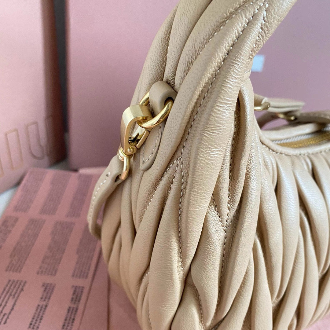 Miu Miu Wander Bag 20x23x6cm