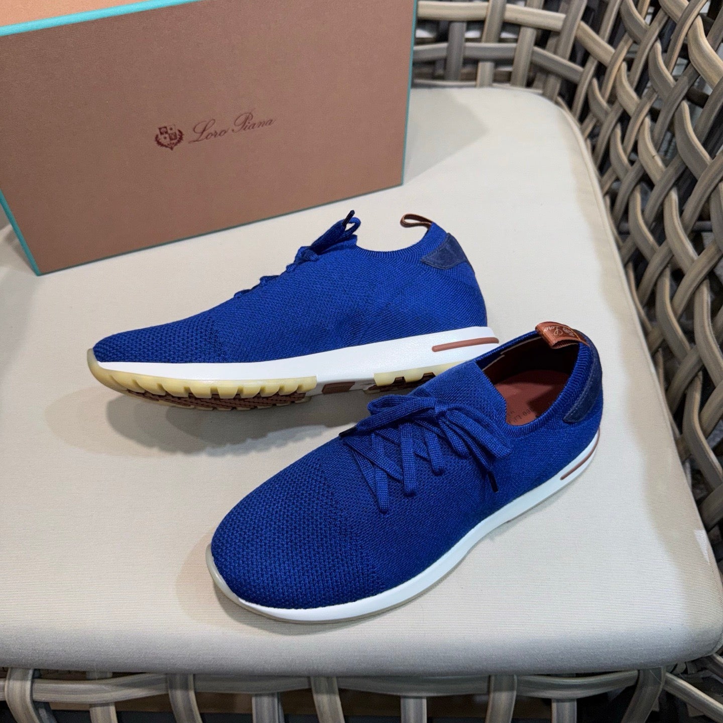 LP Sneakers
