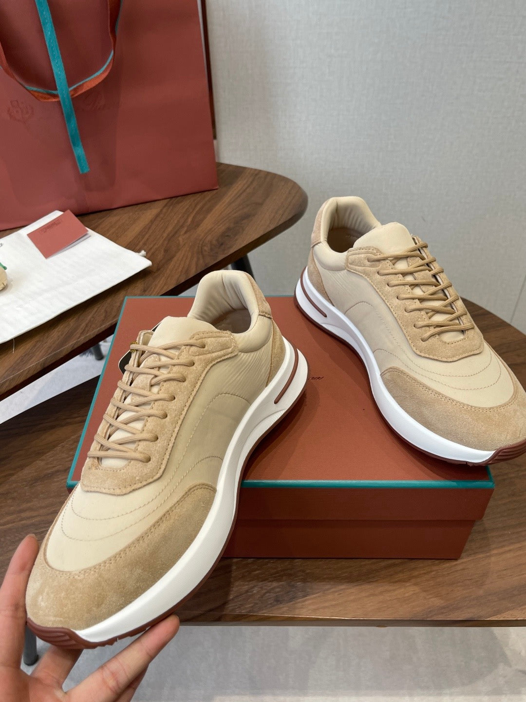 LP Sneakers