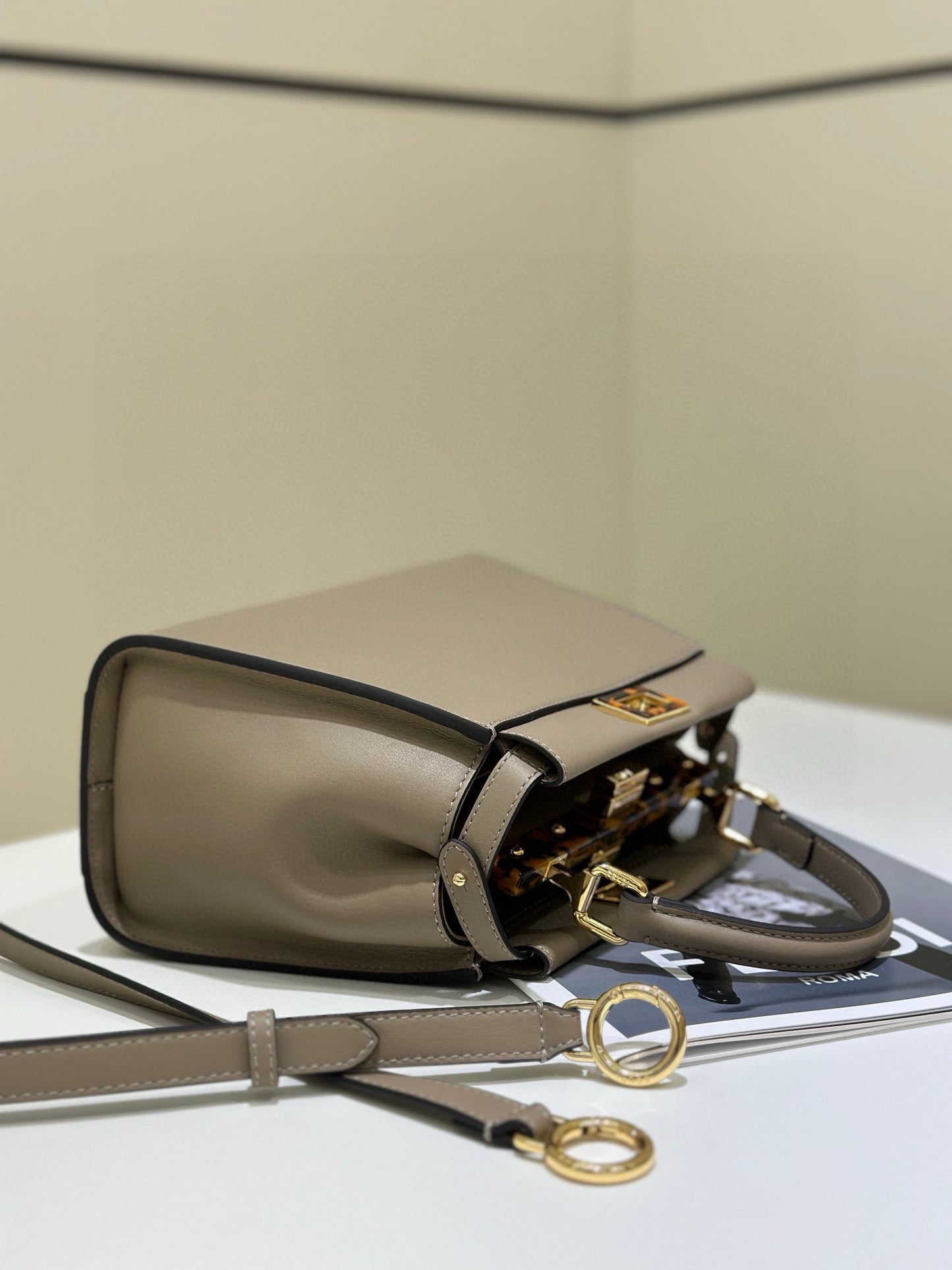 Fendi Peekaboo Bag (23x11x18 cm)