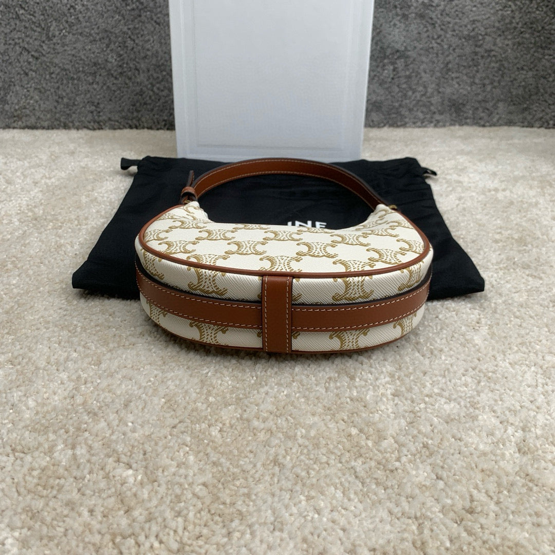 Celine Hobo