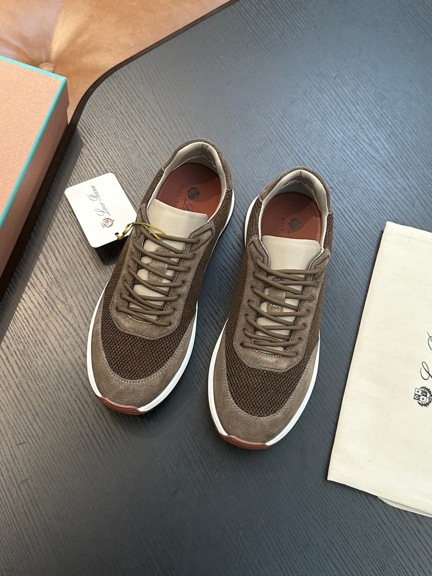 LP Sneakers