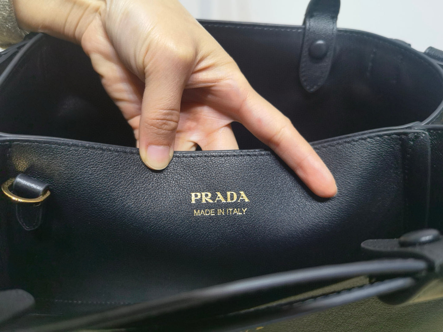 Prada Handbag 28x10x10.5cm