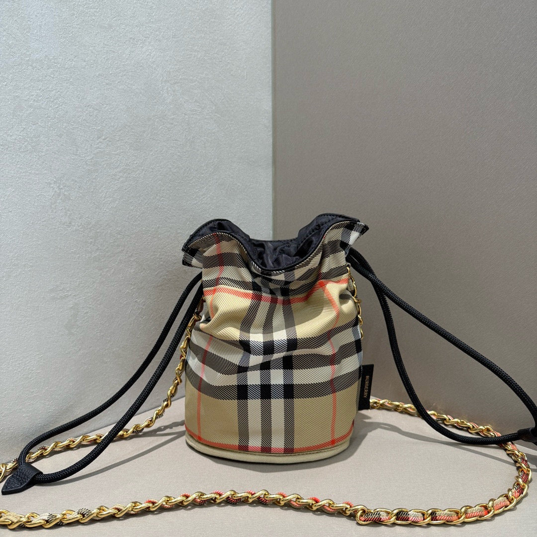 BB Horseshoe Chain Pouch Bag