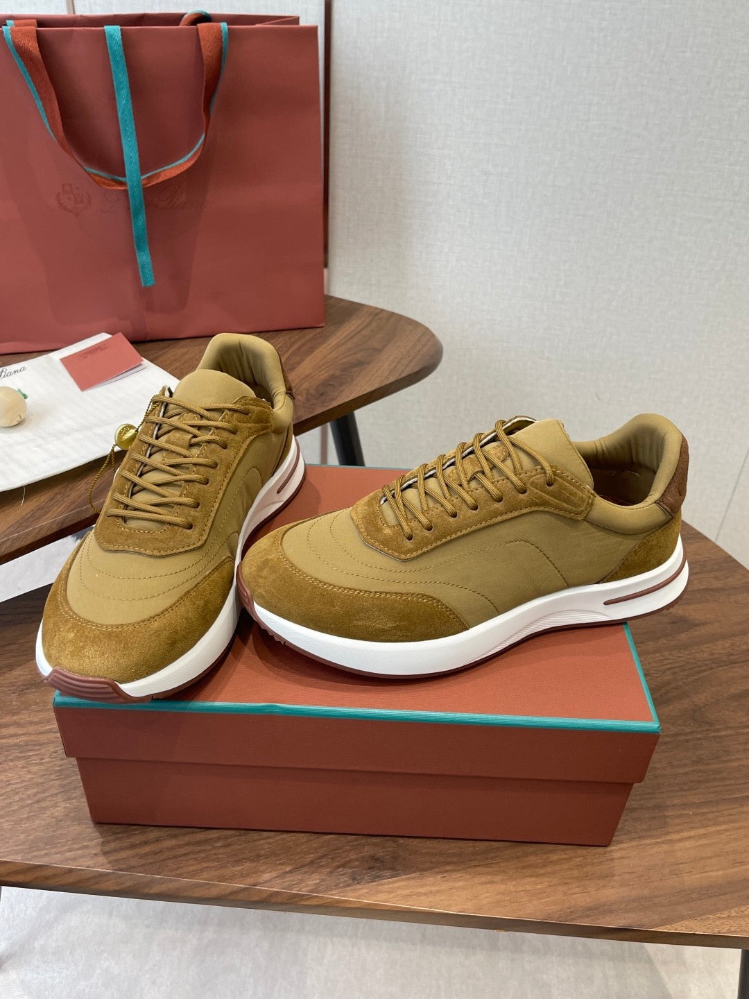LP Sneakers