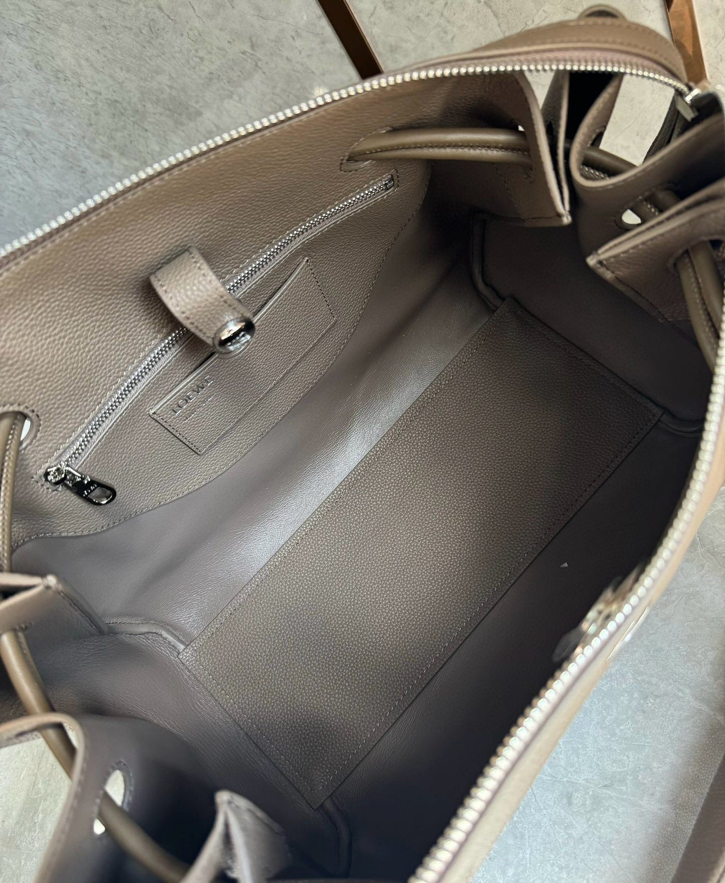 Loewe Madrid Handle Bag(23.5x10x19cm)