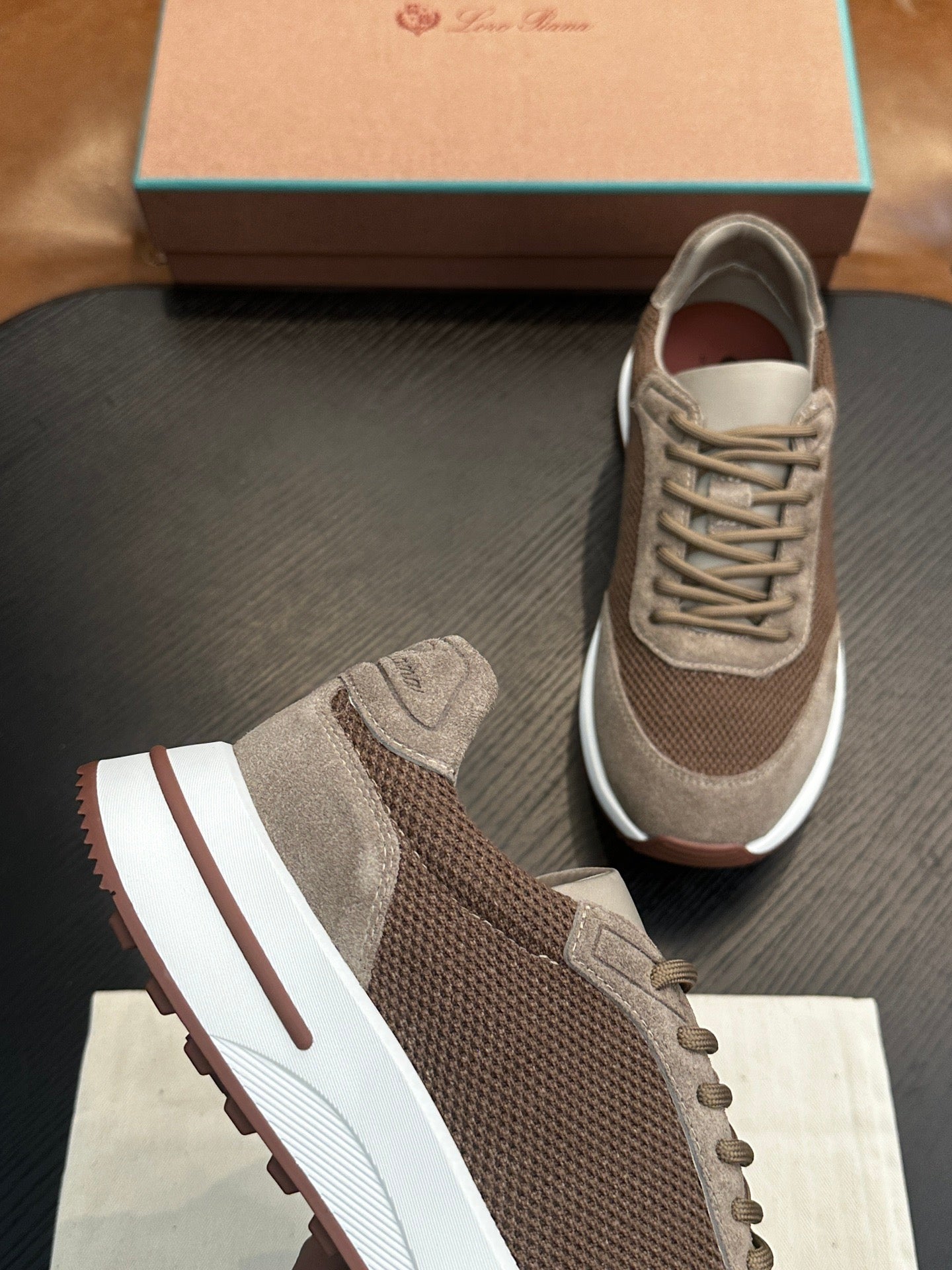 LP Sneakers
