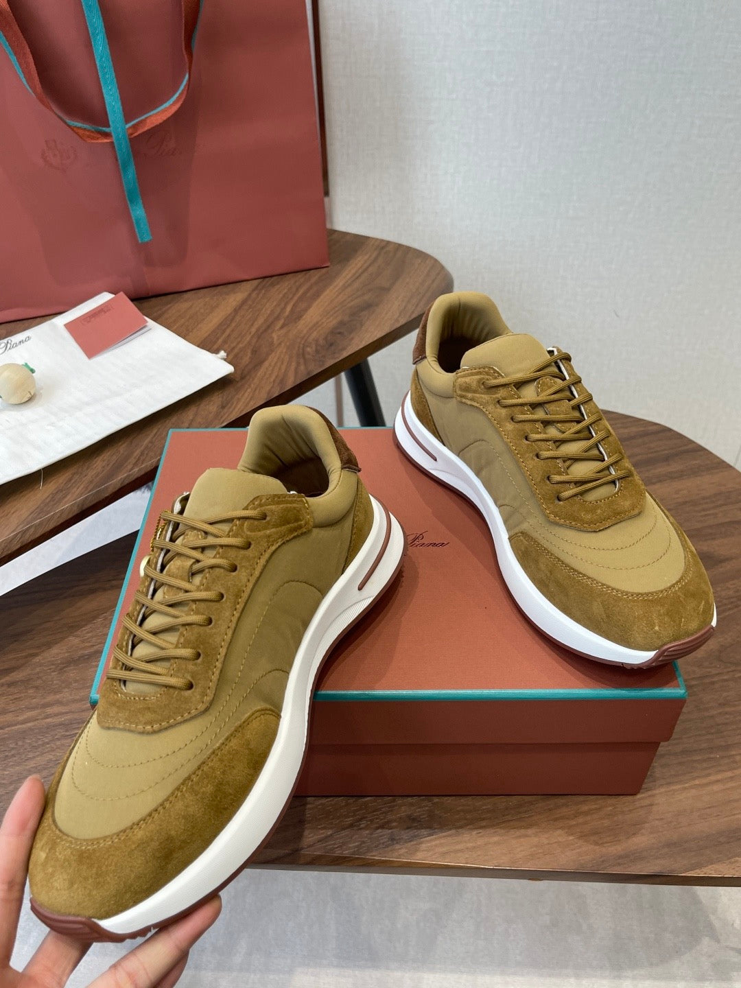 LP Sneakers