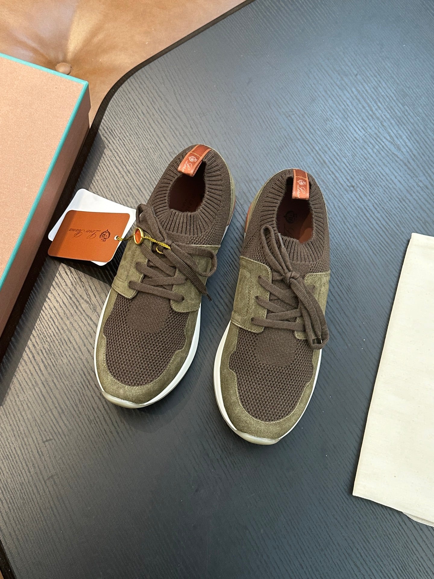 LP Sneakers