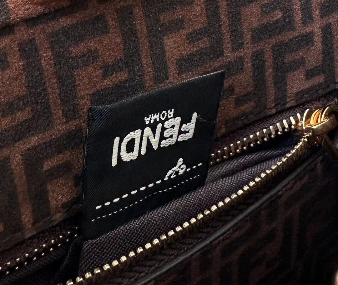 Fendi Peekaboo Bag (23x12x19 cm)