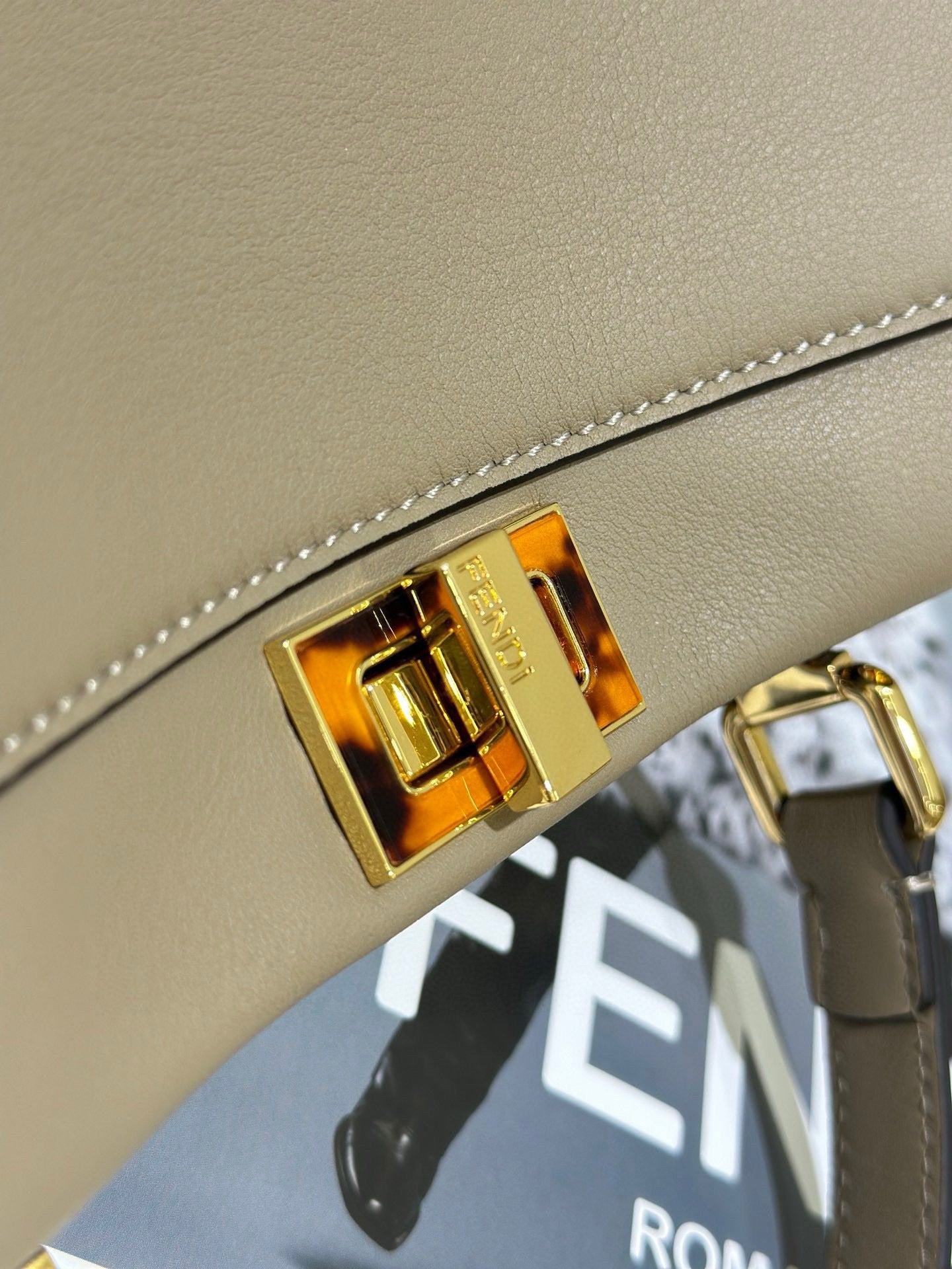 Fendi Peekaboo Bag (23x11x18 cm)