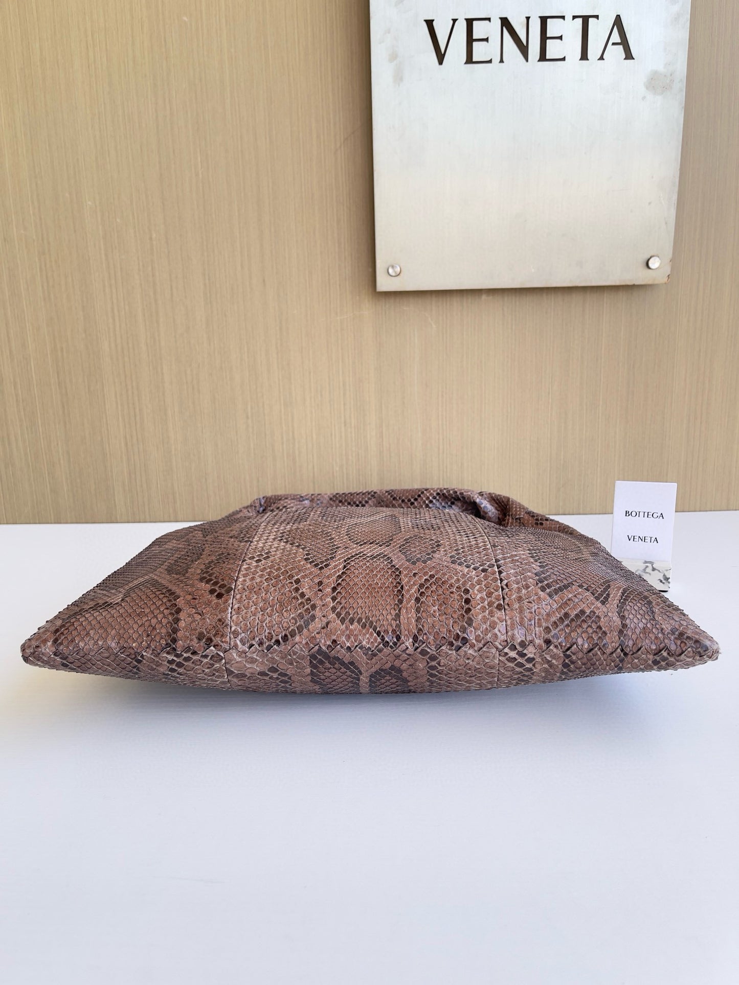 BV Hop Shoulder Bag 40x20.5x7.5cm