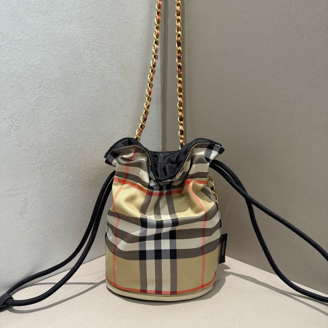 BB Horseshoe Chain Pouch Bag