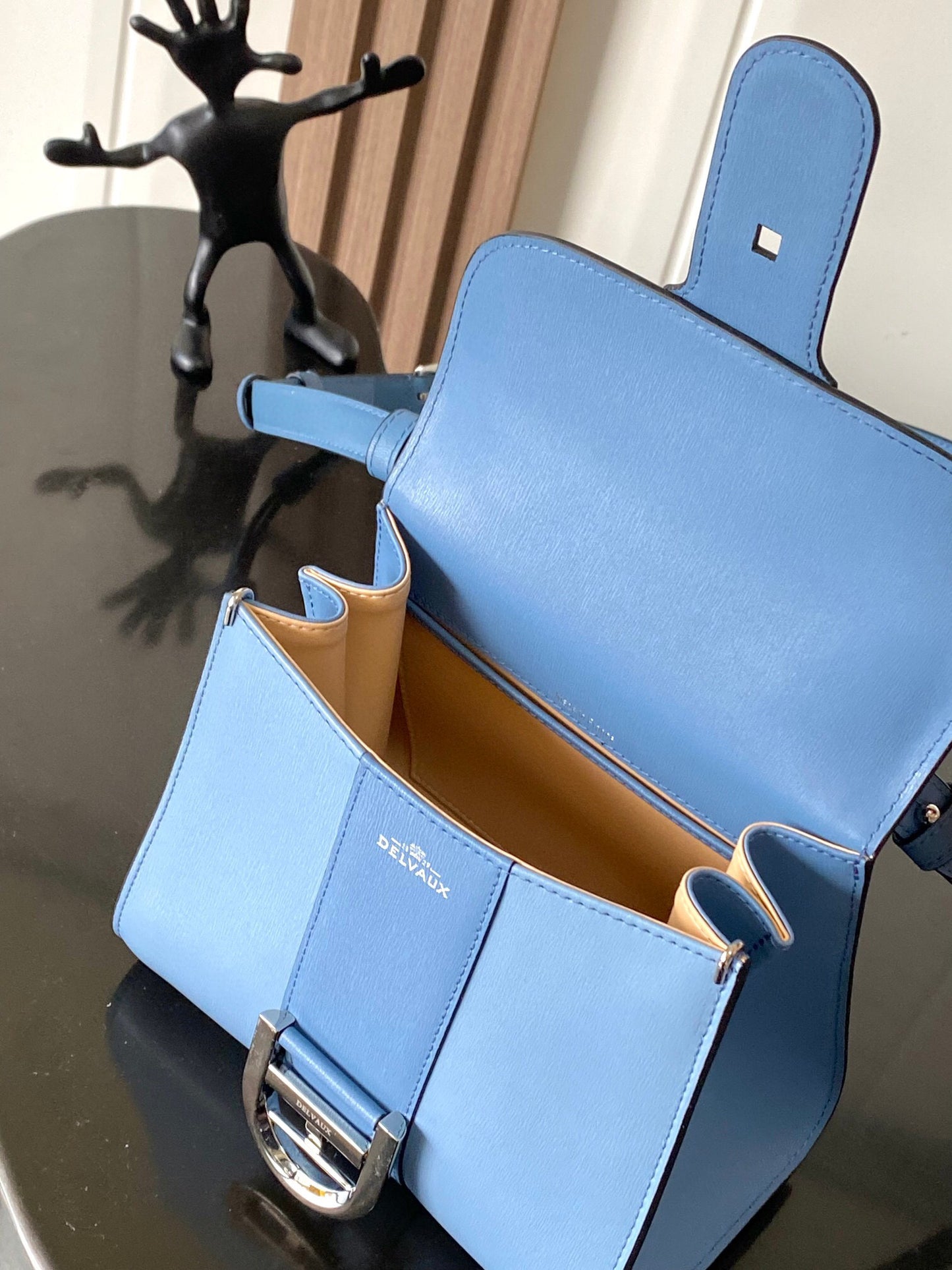 Delvaux Sling Bag (20＊10＊16 cm)