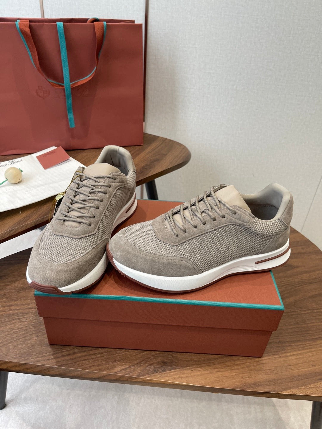 LP Sneakers
