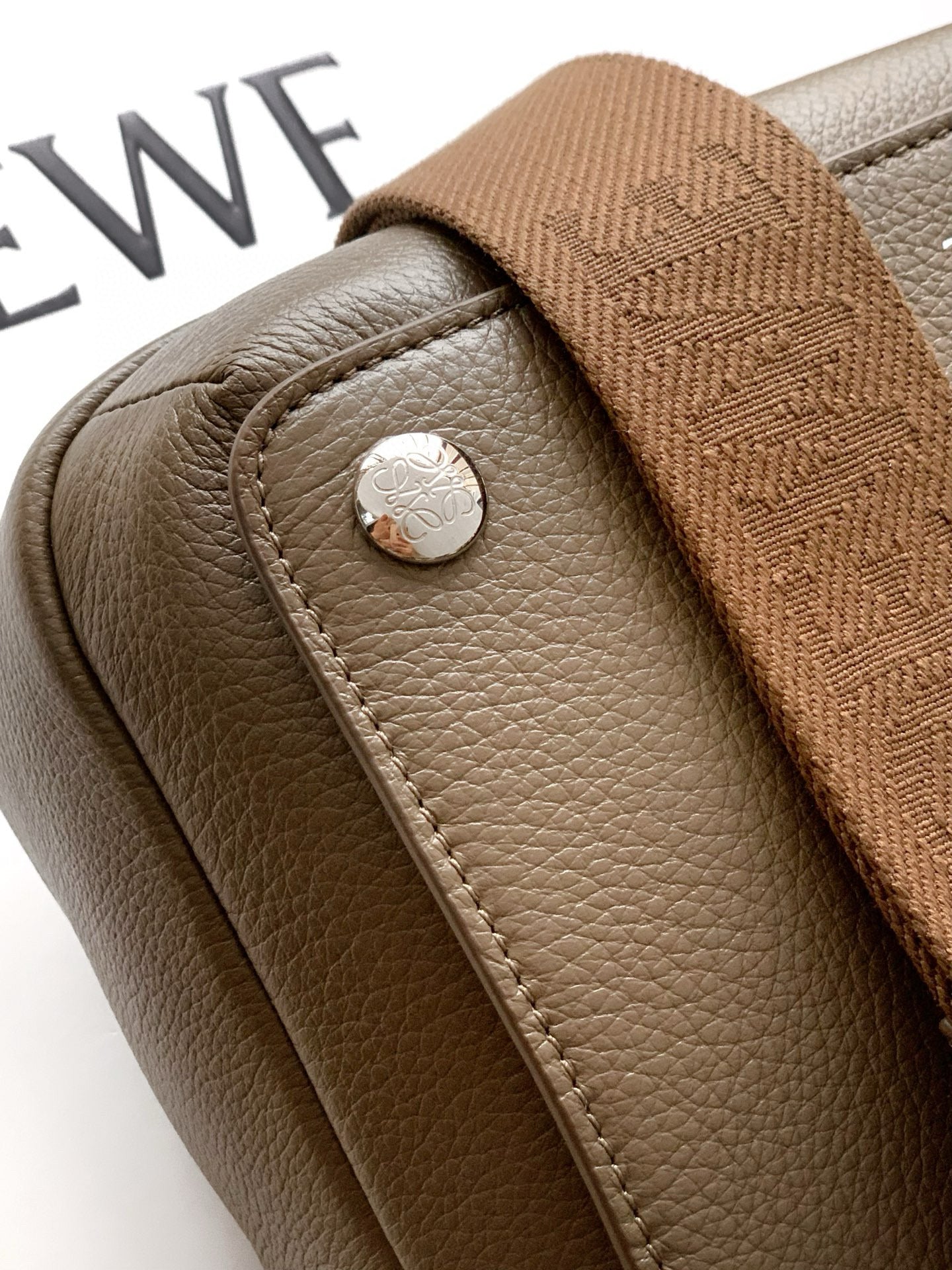 Loewe Messenger Bag 23x18x9CM