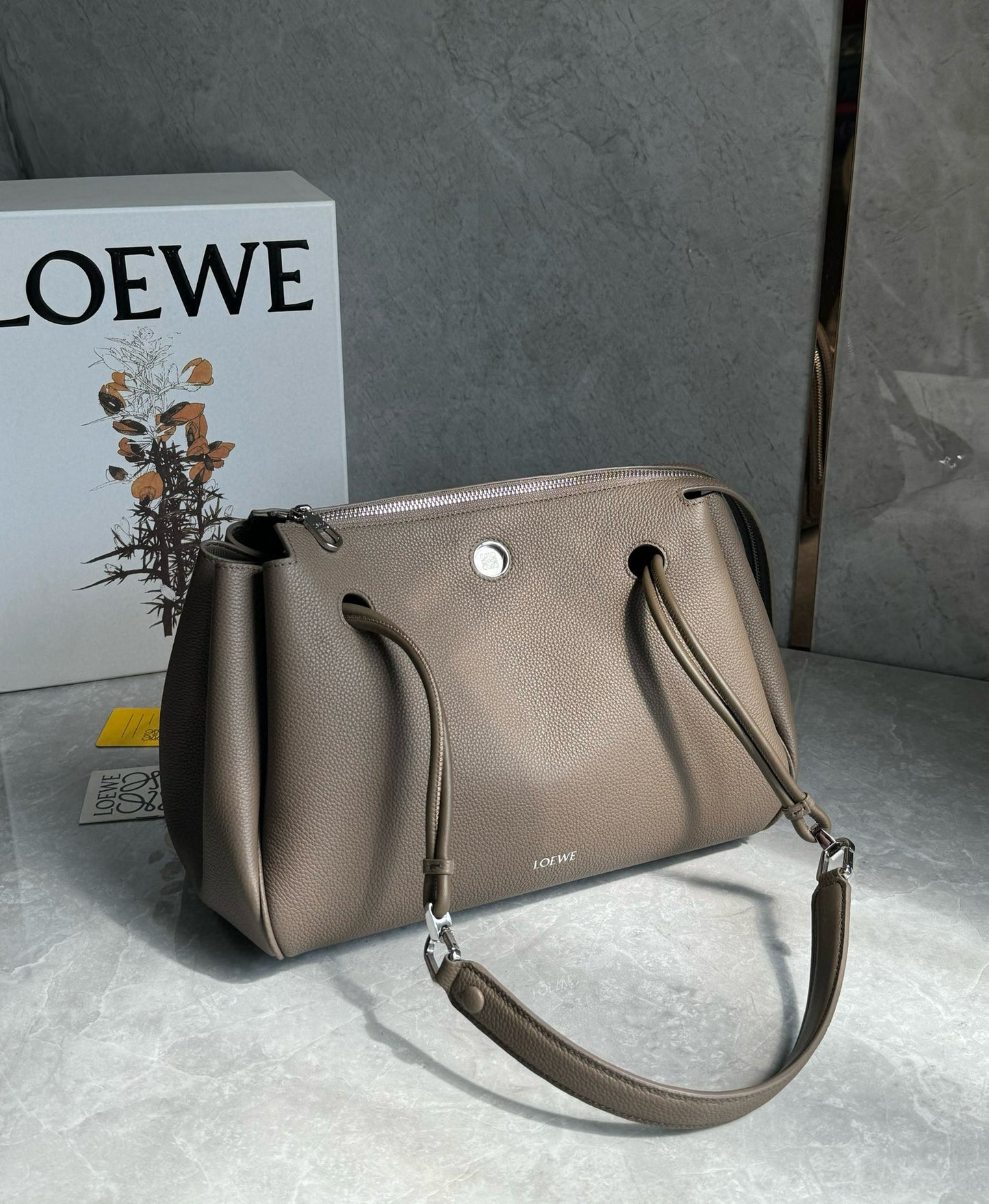Loewe Madrid Handle Bag(23.5x10x19cm)