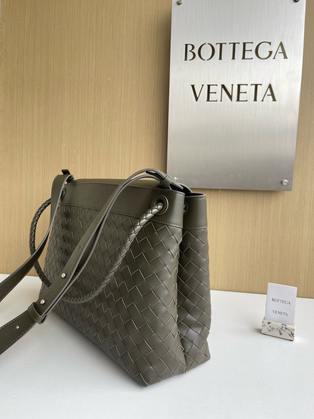 BV Andiamo Messenger in Fondant Bag