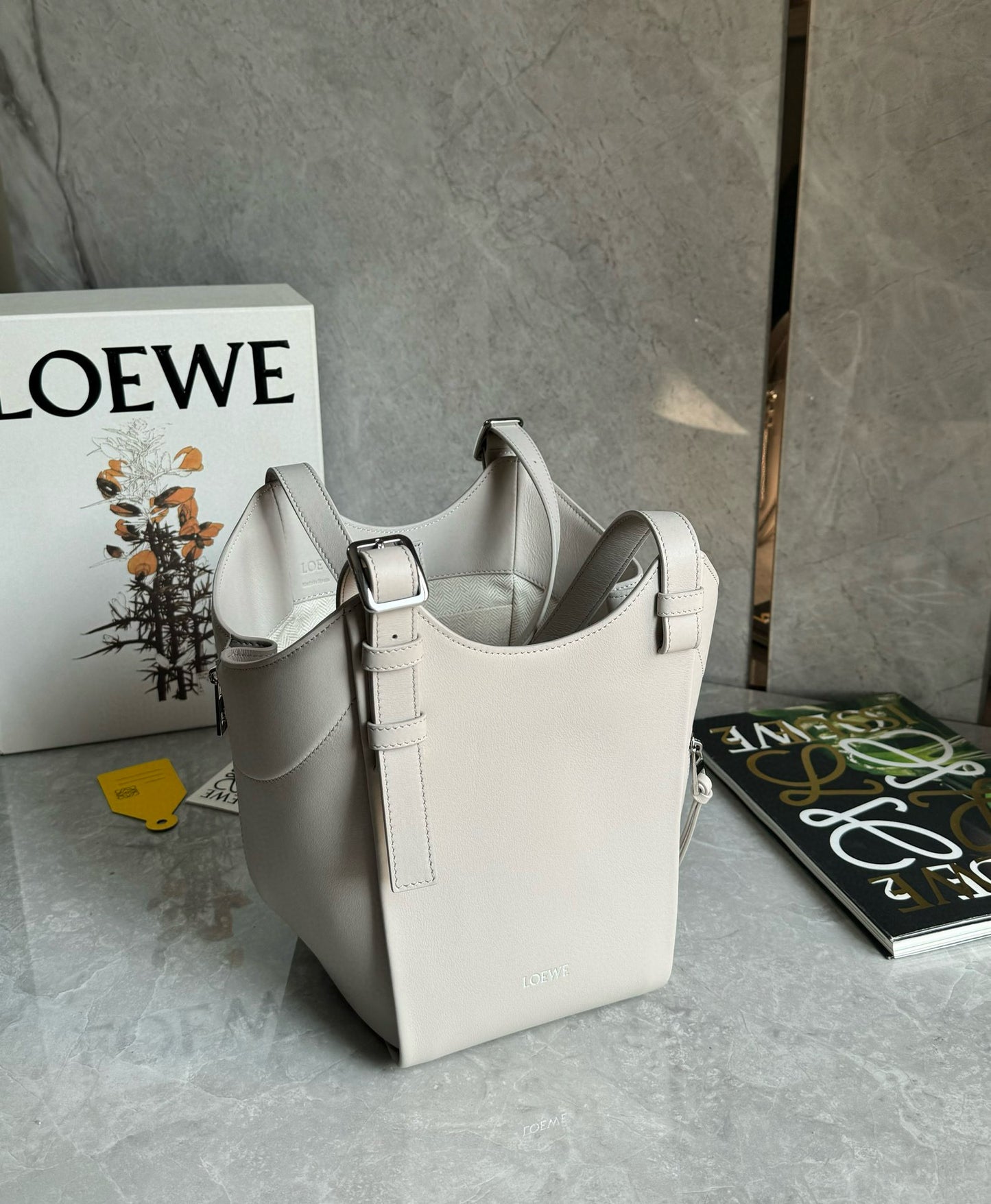 Loewe Hammock Flip Shoulder Bag(15x22.5x22cm)