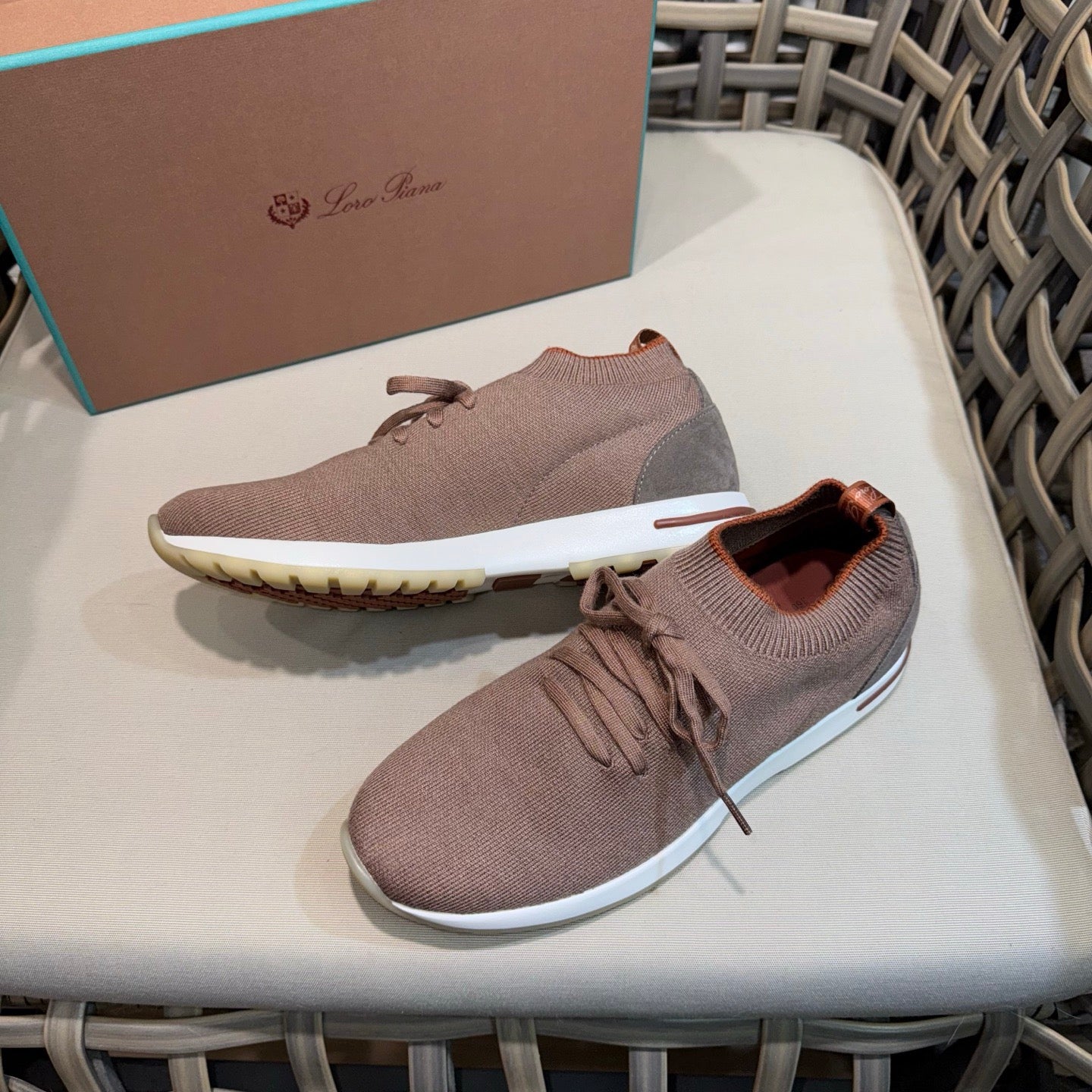 LP Sneakers