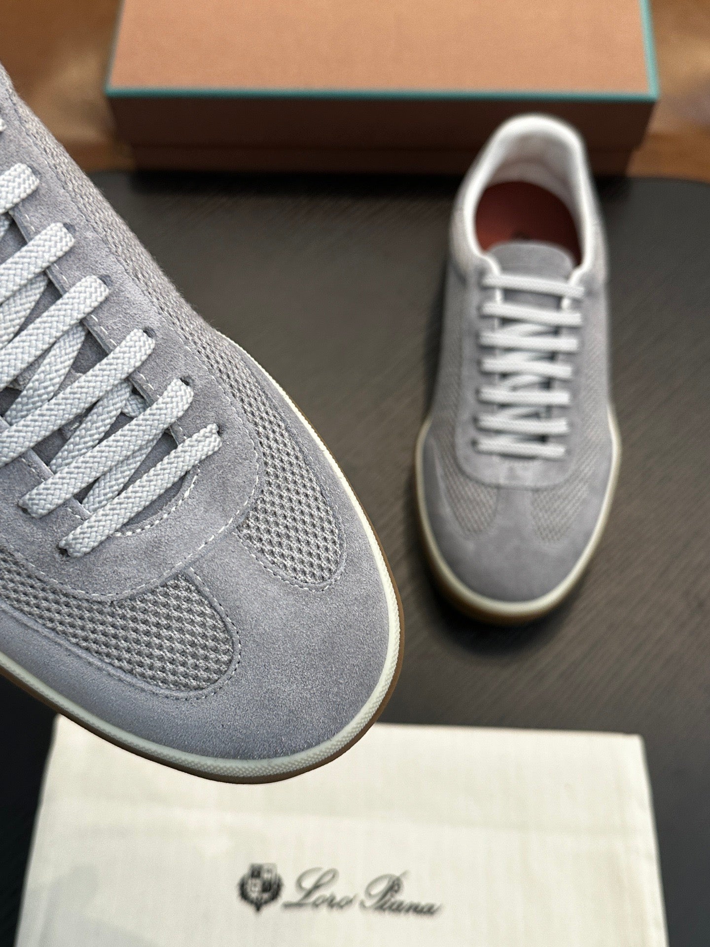 LP Sneakers