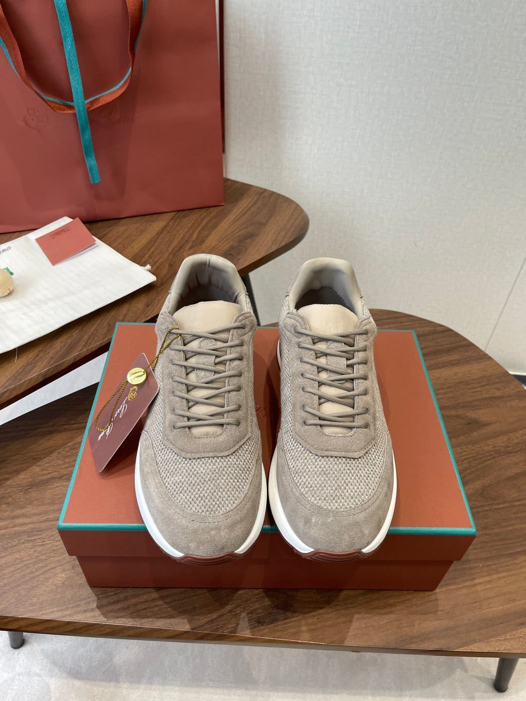 LP Sneakers