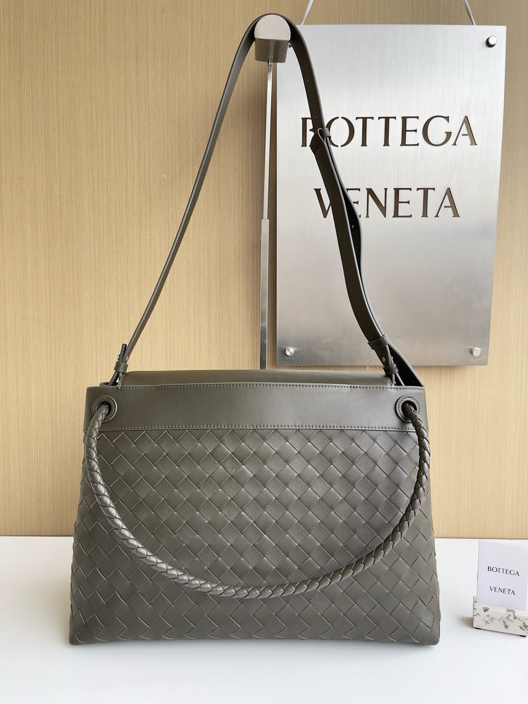 BV Andiamo Messenger in Fondant Bag