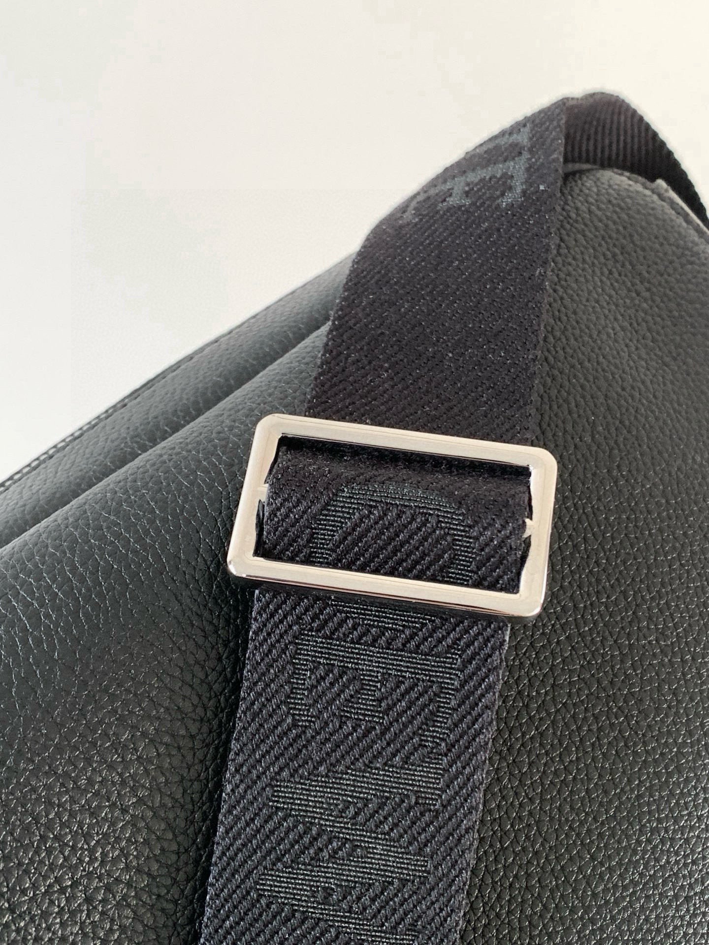 Loewe Messenger Bag 23x18x9CM