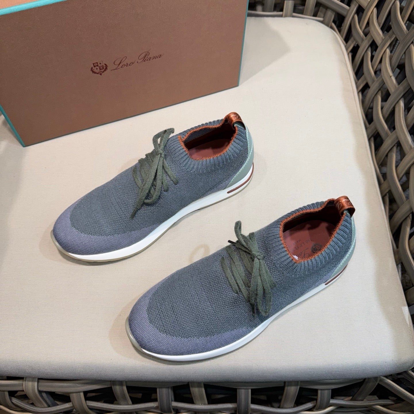 LP Sneakers